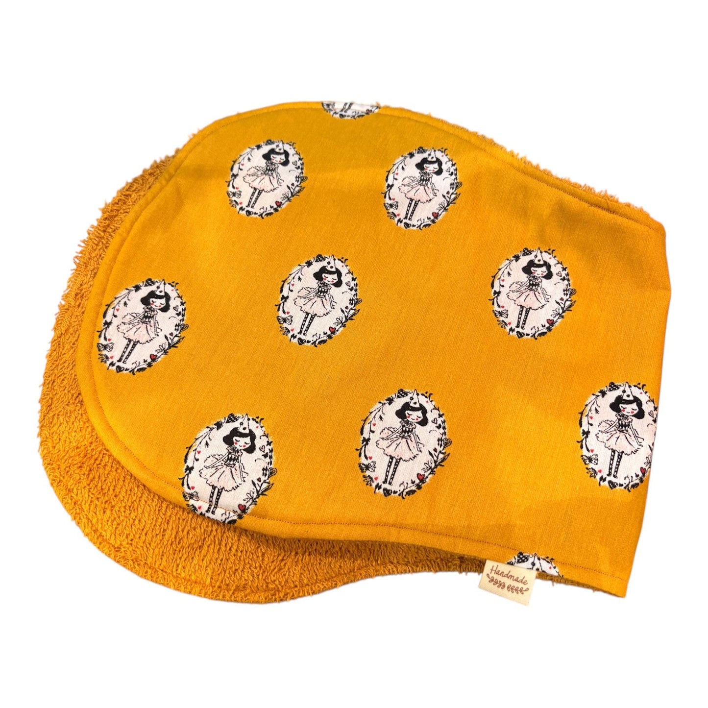 spuugdoek meisje in jurk okergeel