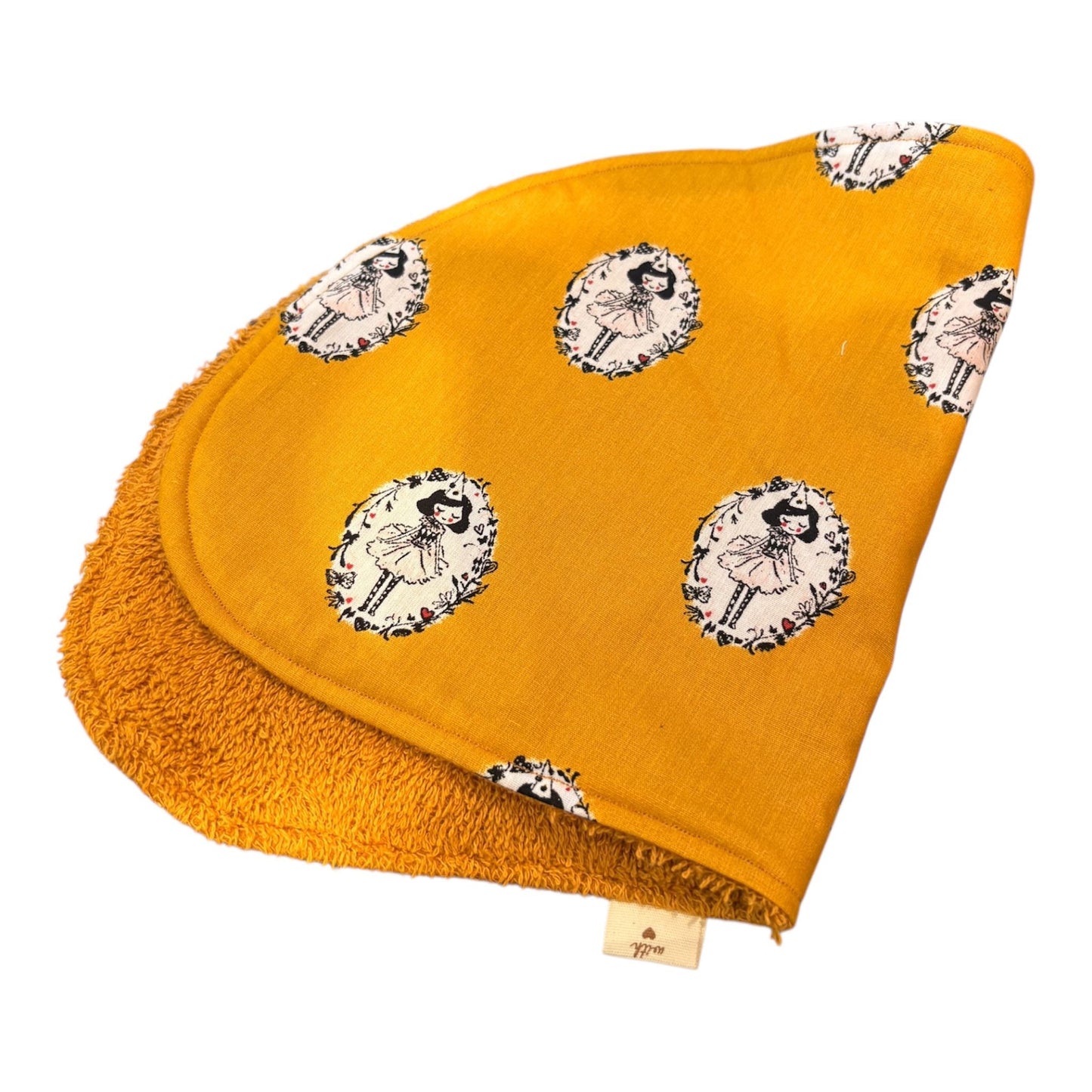 spuugdoek meisje in jurk okergeel