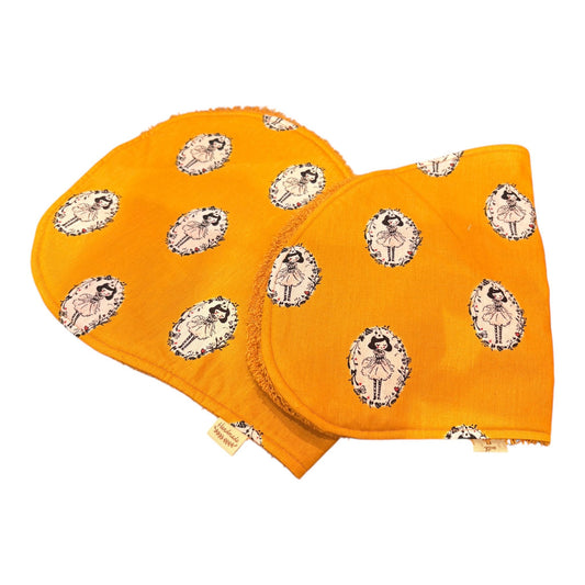 spuugdoek meisje in jurk okergeel